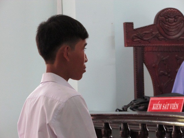 Rủ nhau cướp tiền của đứa trẻ bán vé số