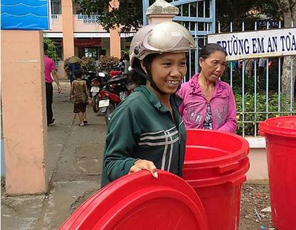 Tặng 100 thùng chứa nước cho người dân vùng hạn mặn Đồng Tháp