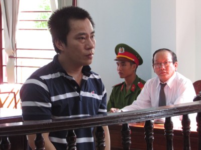 Bóp cổ vợ đến chết rồi tự đâm mình, dựng hiện trường giả