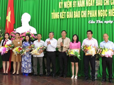 Vinh danh nhiều tác phẩm viết về hạn, mặn