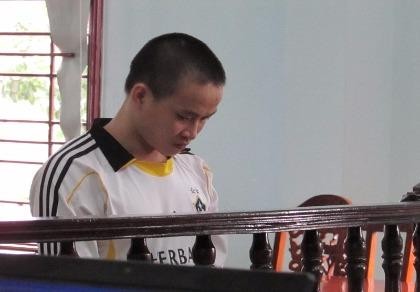 Phê ma túy đâm bạn thủng phổi