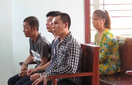 Rủ nhau 'múa lửa', cả nhóm lãnh tù nặng