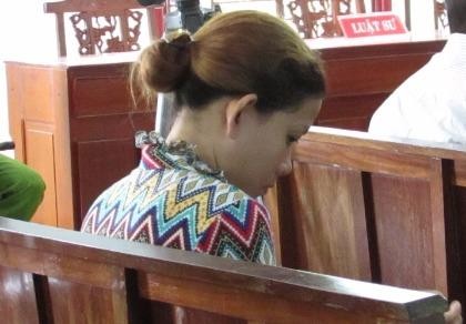 Ra vườn bắt gà coi chừng... hàng xóm