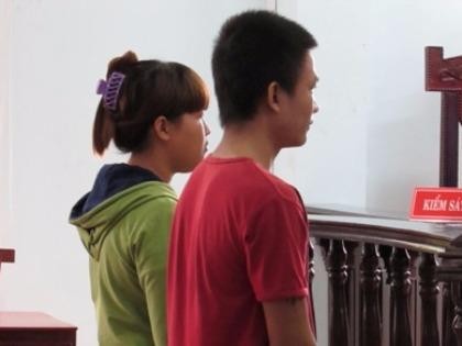Bênh họ hàng, vợ chồng trẻ dắt nhau vào tù