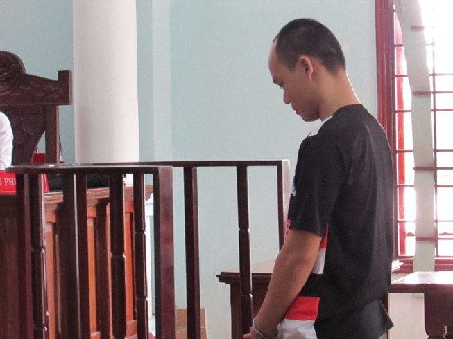 Kiểm tra tiệm cầm đồ lòi ra… tên trộm