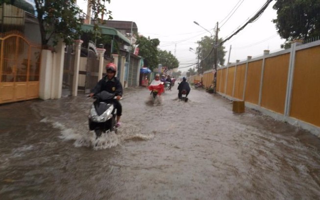 Mưa lớn, nhiều đường ở Cần Thơ lại thành sông