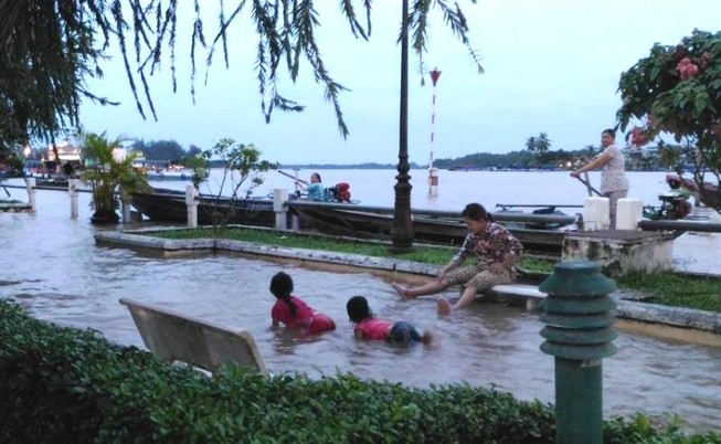Tranh thủ rửa xe, tập bơi khi triều cường dâng cao