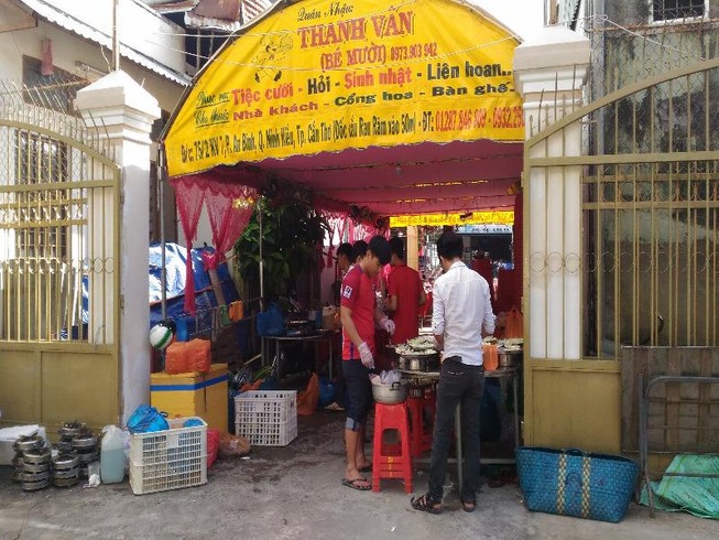 Tòa phải hoãn xử vì... đám cưới bít cổng
