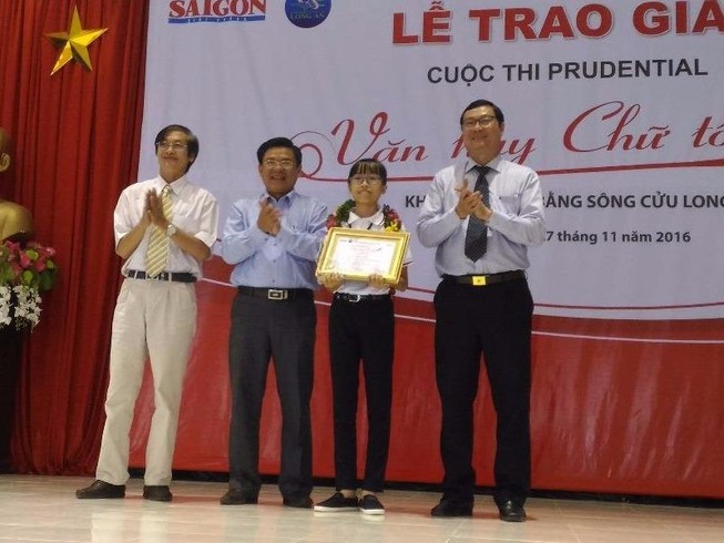 Cách sống của Dế Mèn vào đề 'Văn hay chữ tốt'