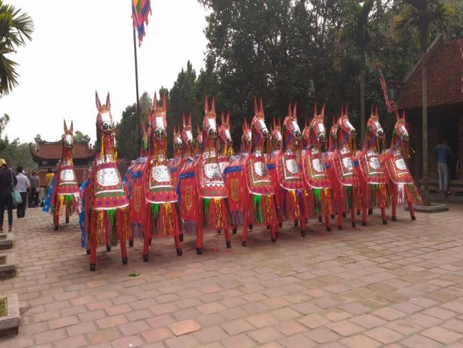Ngắm đàn ngựa giấy tuyệt đẹp ở đền thờ Nguyễn Trãi