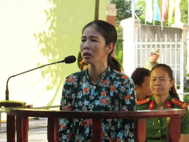 Đang ngồi ăn bún, thấy tiền liền theo