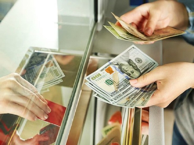 Giá bán USD tăng vùn vụt