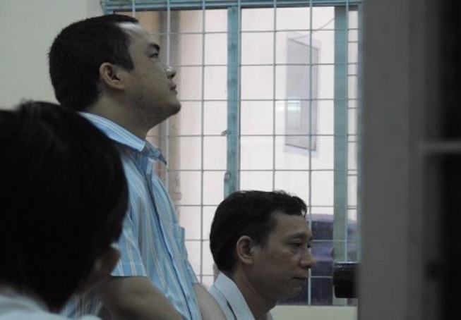 Hai bị cáo Phương và Tâm (ngồi).
