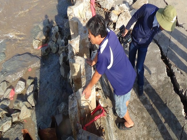 Một góc đoạn kè bị sóng đánh ở Gành Hào.