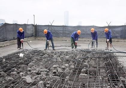 Huy động cẩu trục để phá dỡ cao ốc 8B Lê Trực trong tháng 9