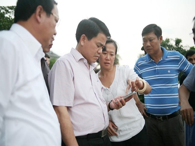 Cá chết ở Hồ Tây: Chủ tịch Nguyễn Đức Chung đi thị sát