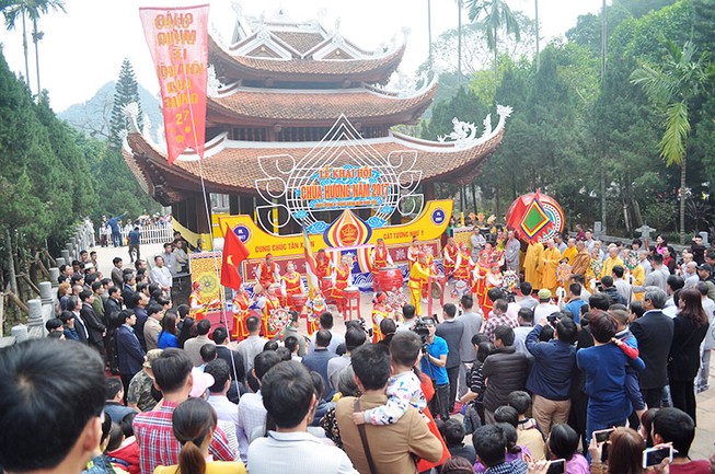 Chen chân khai hội Chùa Hương