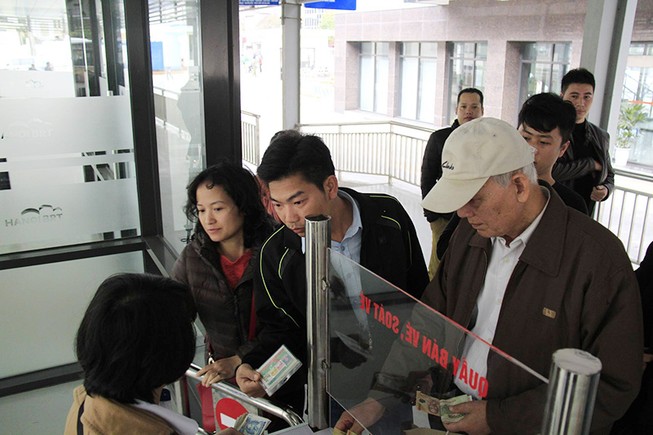 Buýt nhanh BRT Hà Nội: Thu phí vẫn hút khách