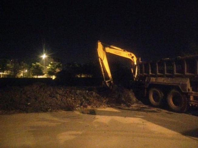 Biết nguồn phát tán mùi hôi, hết cấm chở bùn về đêm