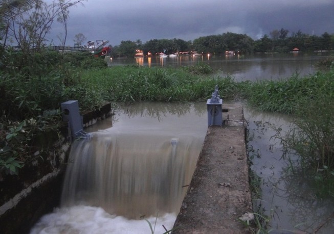 TP.HCM: Đê bao trăm tỉ không ngăn được triều cường
