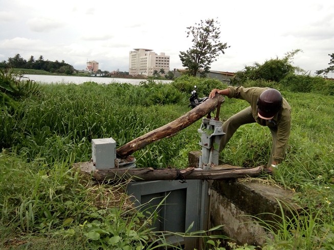 Nước lên cao, phải canh chừng cống ngăn triều ở Sài Gòn