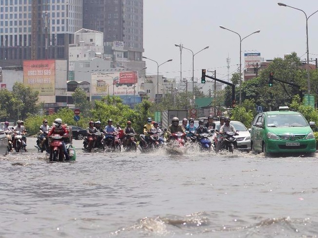 Hơn 472 tỉ đồng sửa đường ngập nặng nhất Sài Gòn