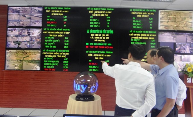 Dân SG nhìn bảng điện tử để biết ô nhiễm môi trường