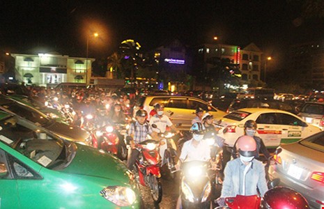 Trổ thêm cổng vào sân bay Tân Sơn Nhất