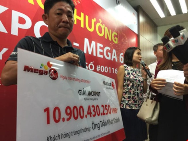 Clip: Người không đeo mặt nạ nhận giải Vietlott nói gì?