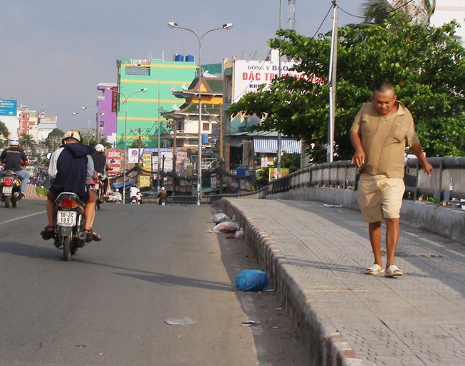 Nên tránh xa người có thái độ không bình thường