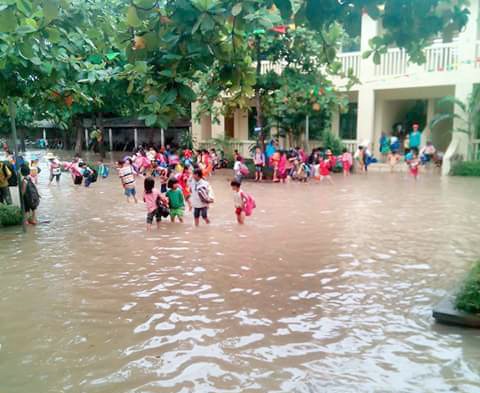 Ba học sinh bị nước cuốn, một em đang mất tích