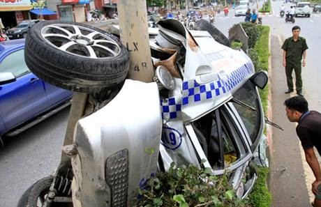 Taxi đâm dải phân cách, 3 người nhập viện