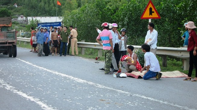 Tông vào lan can ven đường, bố và con trai tử vong