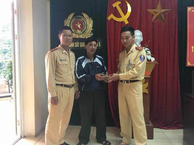 CSGT trả tiền khi nhặt được của dân