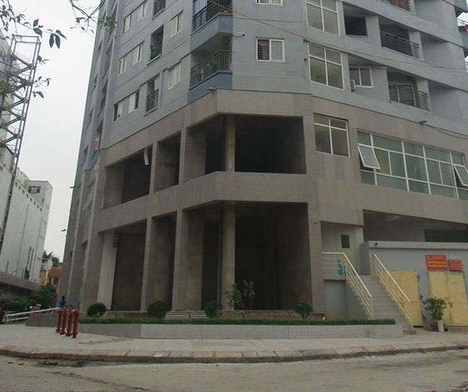 Bé năm tuổi rơi từ tầng 22 xuống đất nguy kịch