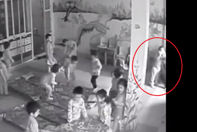 Cô giáo lôi bé 3 tuổi ra góc khuất camera để 'trừng phạt'