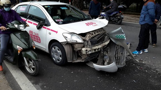 Hai taixi bẹp đầu sau cú tông nhau trên đường