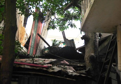 Bê tông đổ ập xuống nhà dân, 13 người thoát chết