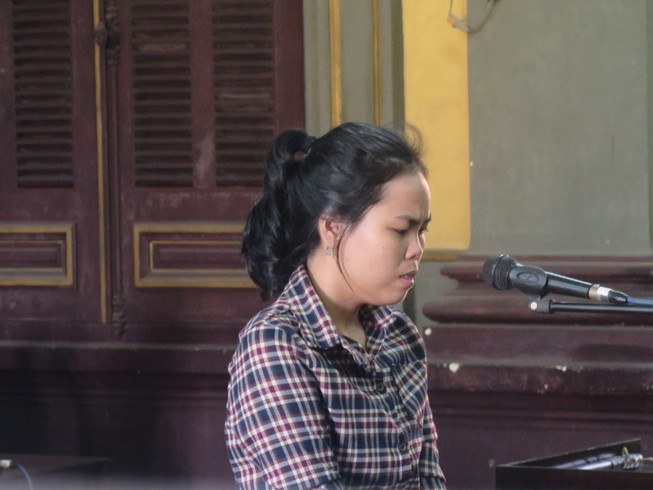Bênh mẹ, con gái dùng dao đâm chết em họ