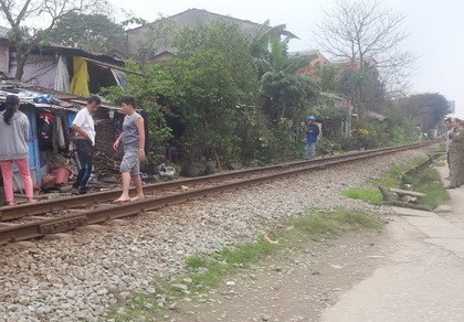 Băng qua đường sắt, cụ bà 72 tuổi tử nạn