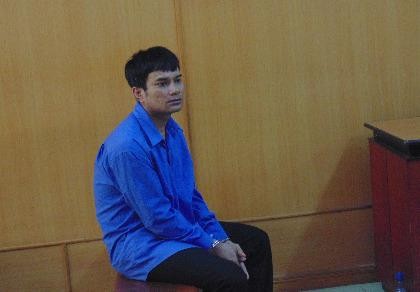 Hai thợ hồ chuốc say chị bán vé số rồi cưỡng bức