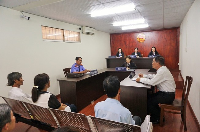 Tòa mượn phòng xử, luật sư được ngồi ngang hàng với kiểm sát viên