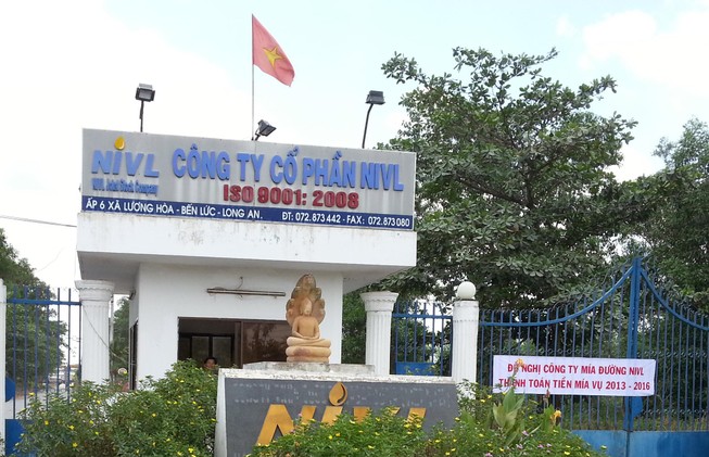 Nông dân căng băng rôn đòi nhà máy trả tiền nợ mía