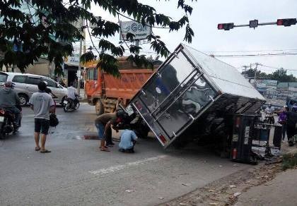 Tai nạn liên hoàn, xe ngã đè lên nhau trên quốc lộ 51