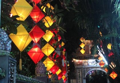 Huế lung linh trong mùa Phật đản