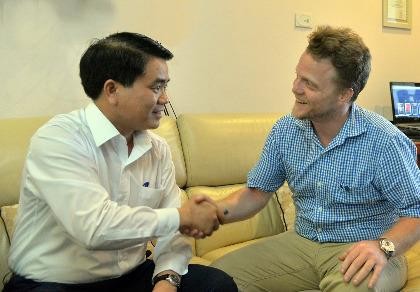 Chủ tịch Hà Nội biểu dương 'ông Tây' dọn rác