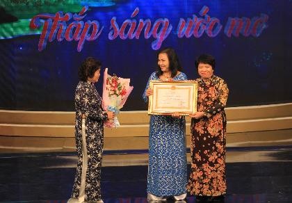 Hơn 44 tỉ đồng ủng hộ Quỹ học bổng Vừ A Dính