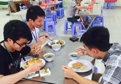 Trung tâm quản lý ký túc xá phản hồi vụ cá có dòi