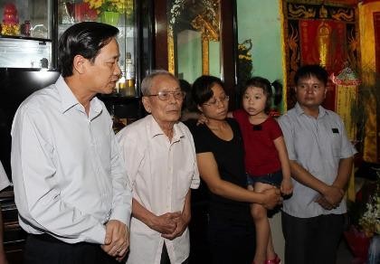 Bộ trưởng Bộ LĐ-TB&XH thăm nhà Đại tá phi công Trần Quang Khải