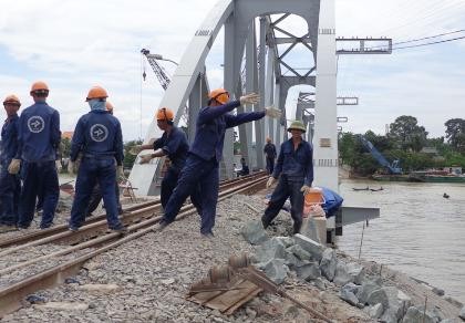 Chùm ảnh: Gấp rút hoàn thiện cầu Ghềnh mới